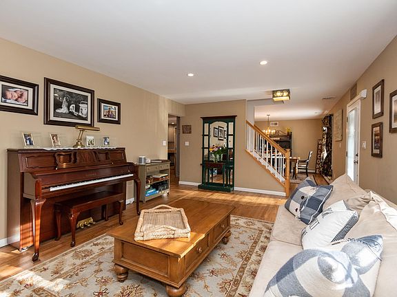 3rd image of 8 Karen Ct