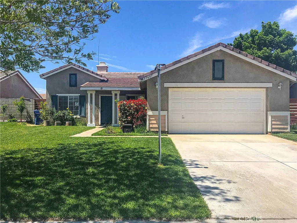 4 bed, 2.5 bath, 1400 sqft, $2,950 — Photo 1