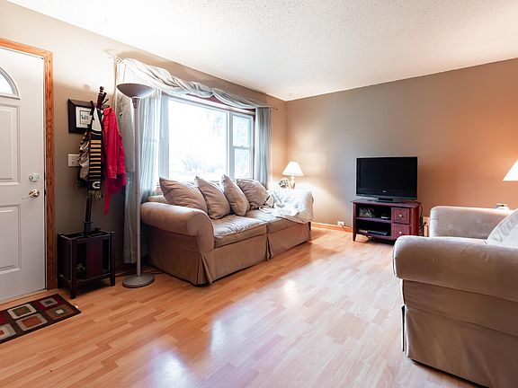 3rd image of 605 Evergreen Dr