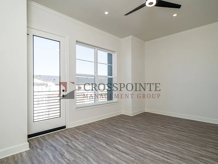 556 W Erwin — Photo 17