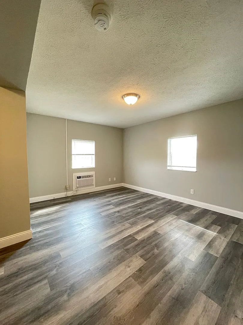815 W. Columbia — Photo 1