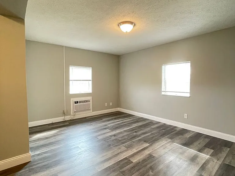815 W. Columbia — Photo 1