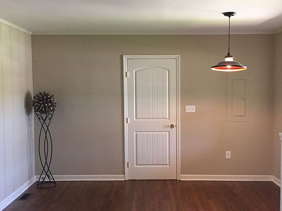 3rd image of 207 Pin Oak Dr