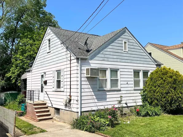 957 N 7th Street, New Hyde Park, NY 11040