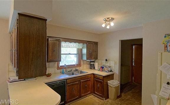 3rd image of 15820 Meadowview Dr