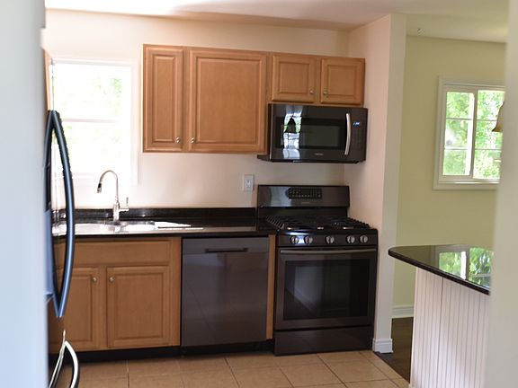 4th image of 9 Beardslee Hill Dr