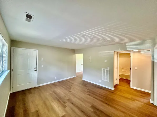 305 Woodcreek Dr #C-5, Rossville, GA 30741