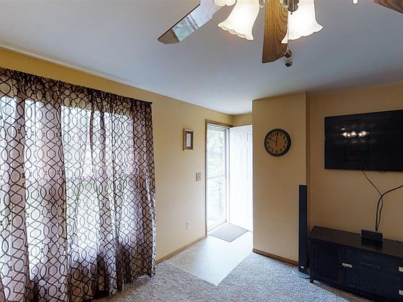 4th image of 401 Arrowhead Ct