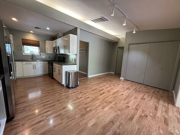 Kitchen/Dining Room 2
