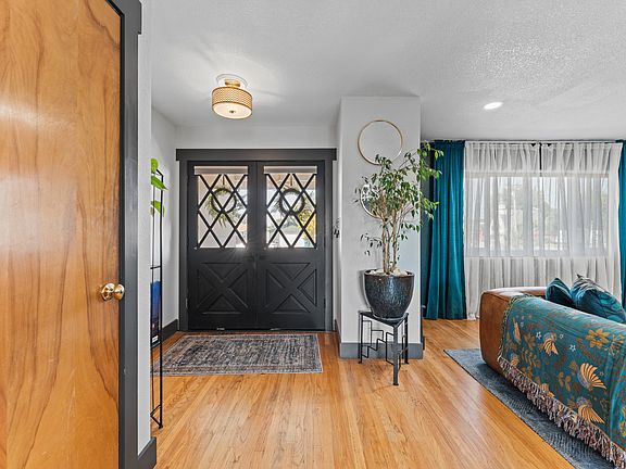 4th image of 213 E St