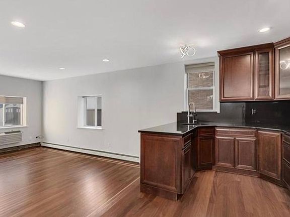 2nd image of 1528 Dwight Pl