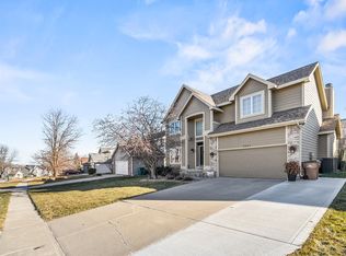 8920 Highland Oaks Dr, Johnston, IA 50131