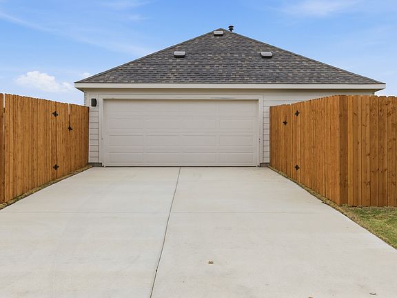 4th image of 215 Bellie Ln