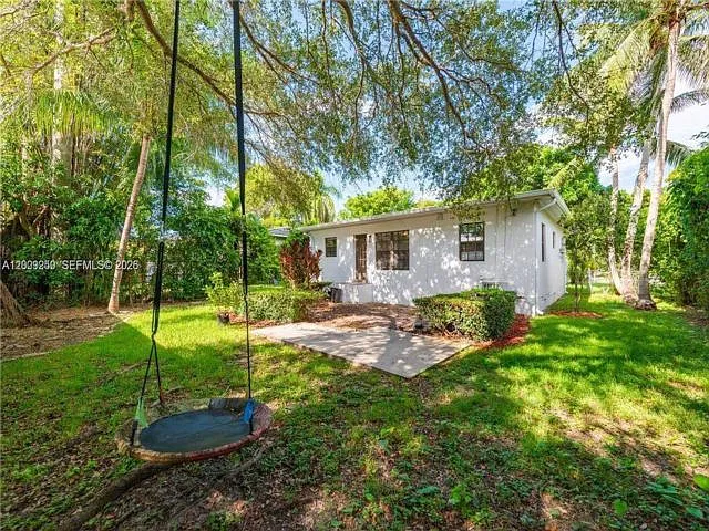 2 bed, 2.0 bath, 901 sqft, $5,000 — Photo 4