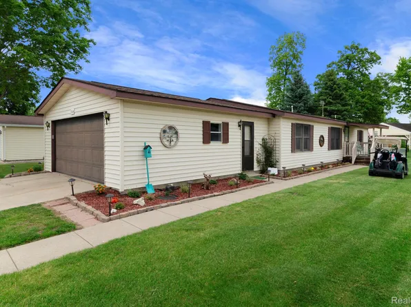 704 Webber Ct, Linden, MI 48451