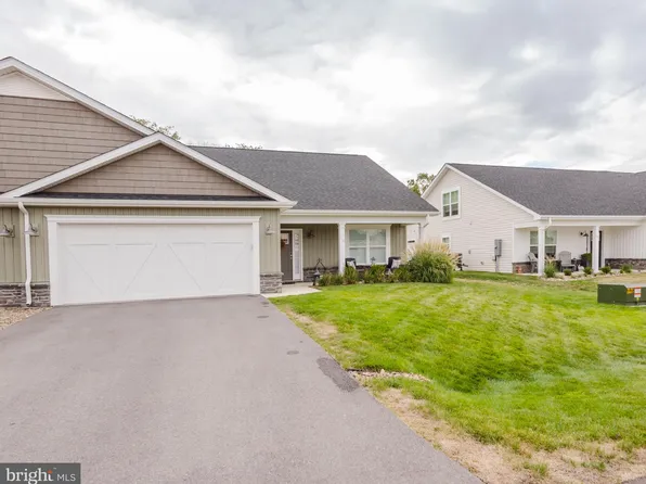 716 Dripping Spring Dr, Hedgesville, WV 25427