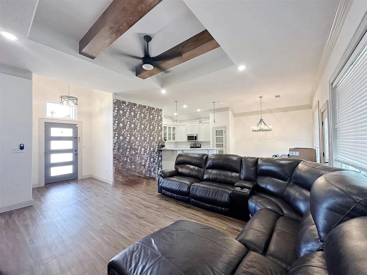 4 bed, 1681 sqft, $2,800 — Photo 3
