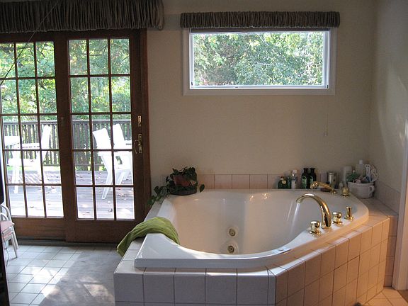 jetted tub 3 person