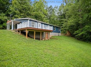 1142 Midway Rd, Alum Creek, WV 25003