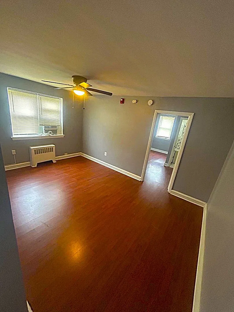 Thouron Apartments — Photo 2