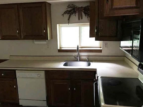 3rd image of 89 Lakeside Dr