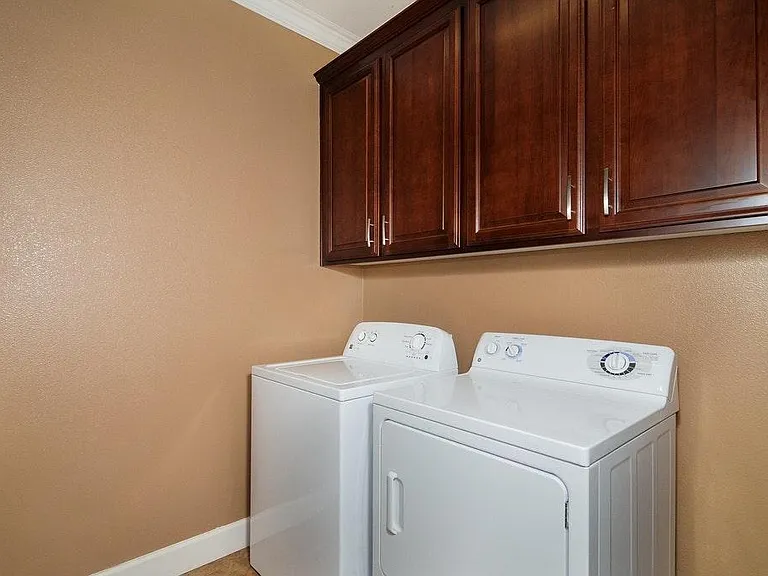 laundry; appliances provided.