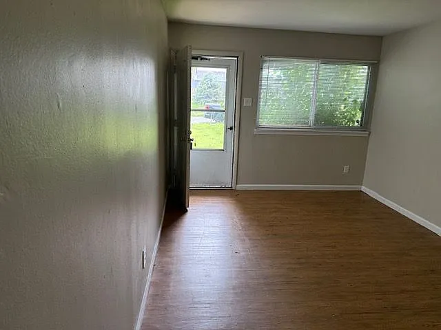 671 Southwell Ln — Photo 2