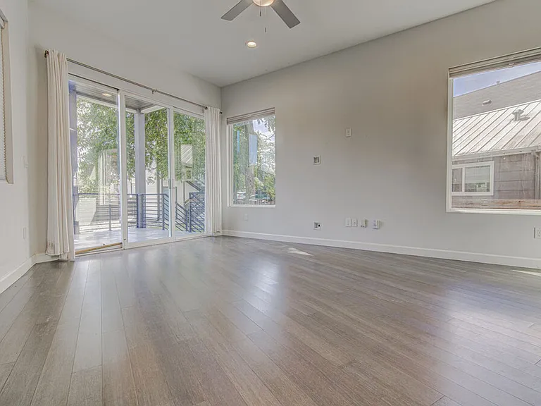 2406 E 16th St — Photo 9