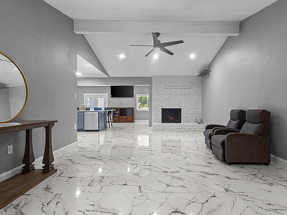 3rd image of 1065 Sunset Cir