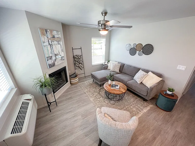 Leasing Special: $500 off 1 Month's Rent plus $1000 Standard Security Deposit! — Photo 48