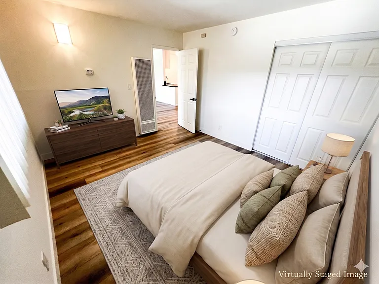 11018 Moorpark Apartments — Photo 33