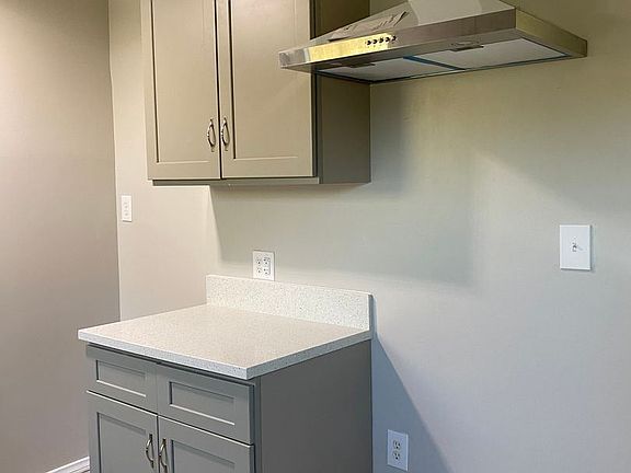 4th image of 1327 Oak St APT A