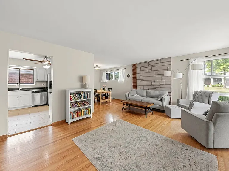 221 S Linden Ave — Photo 2