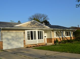 75 Evergreen St, Elk Grove Village, IL 60007