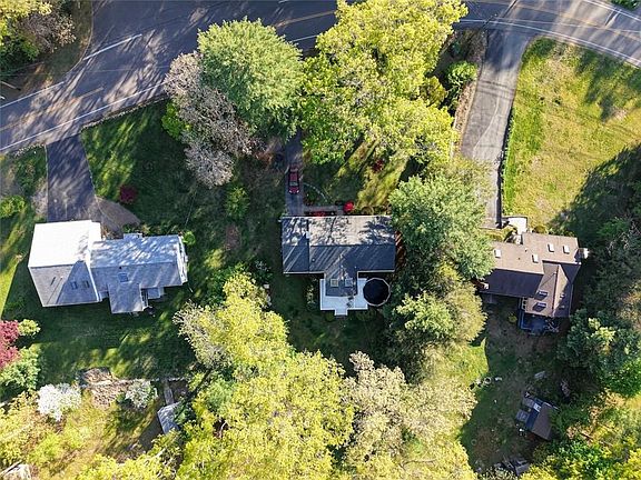 3rd image of 352 Lafayette Rd