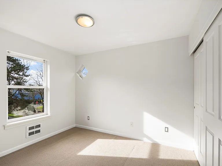 112 22nd Ave — Photo 17