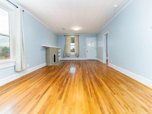 3rd image of 615 Poplar St W