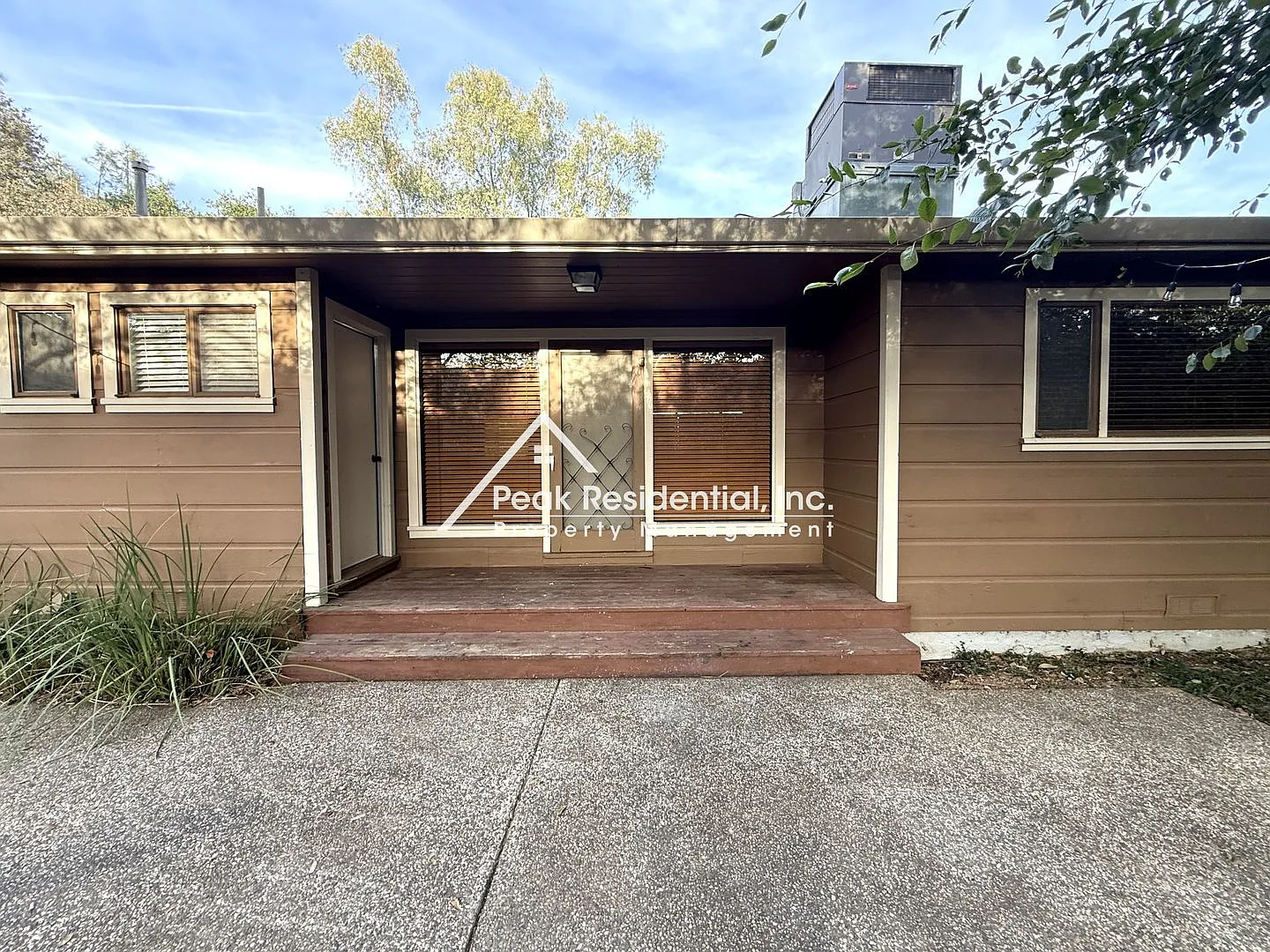 Spacious 4bd/1.5ba Auburn Home with 2 Car Garage — Photo 3