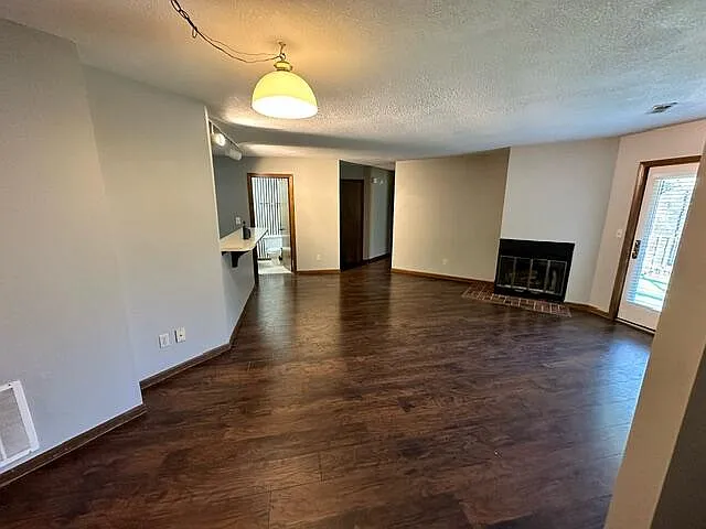 2 bed, 2.0 bath, 1031 sqft, $1,200 — Photo 2