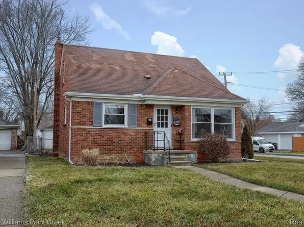 20521 Country Club Dr, Harper Woods, MI 48225