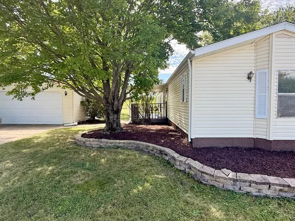 221 Apple Tree Dr, Urbana, IL 61802