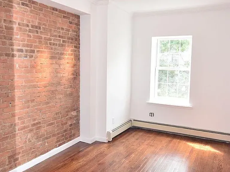 704 De Graw St #2 — Photo 6