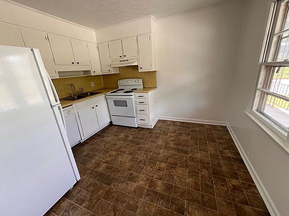 3rd image of 119 Woodview Dr #9