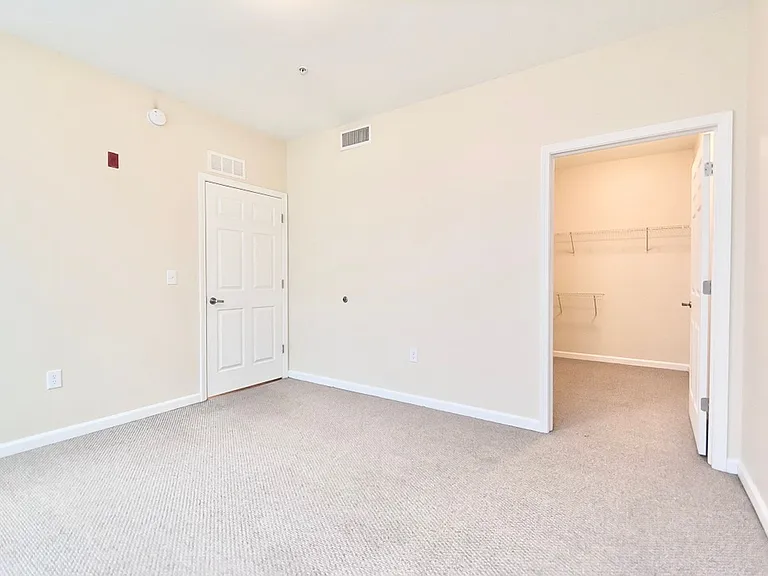 Tenth & College Horizons Apartments — Photo 15