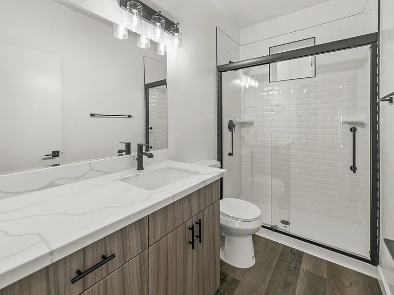 Gorgeous huge units in premier location! ASK ABOUT OUR MOVE-IN SPECIALS!! — Photo 37