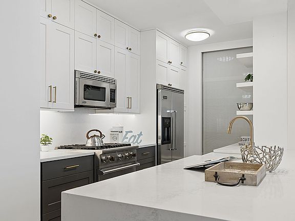 3rd image of 250 E 54th St APT 22F