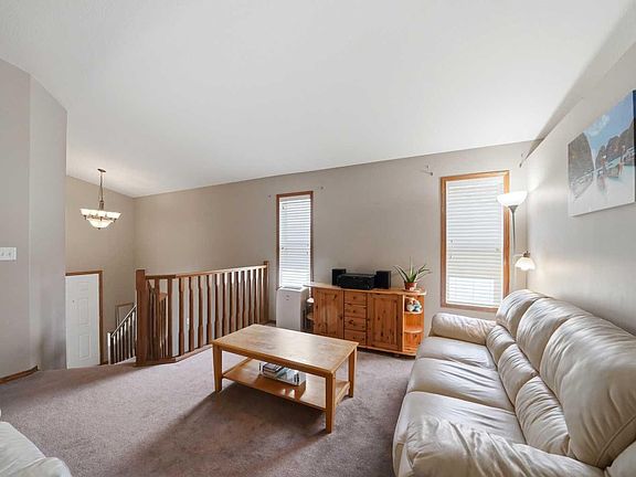 4th image of 628 Lancaster Dr
