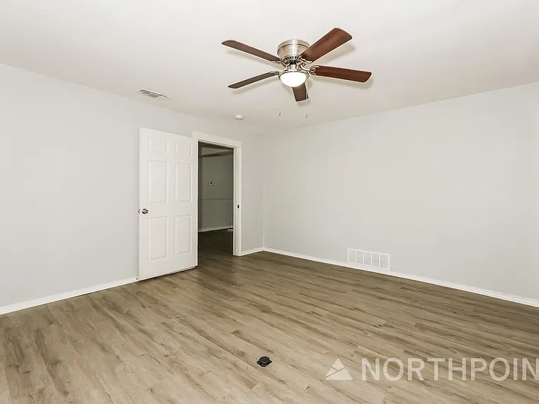 1405 Granbury St — Photo 11