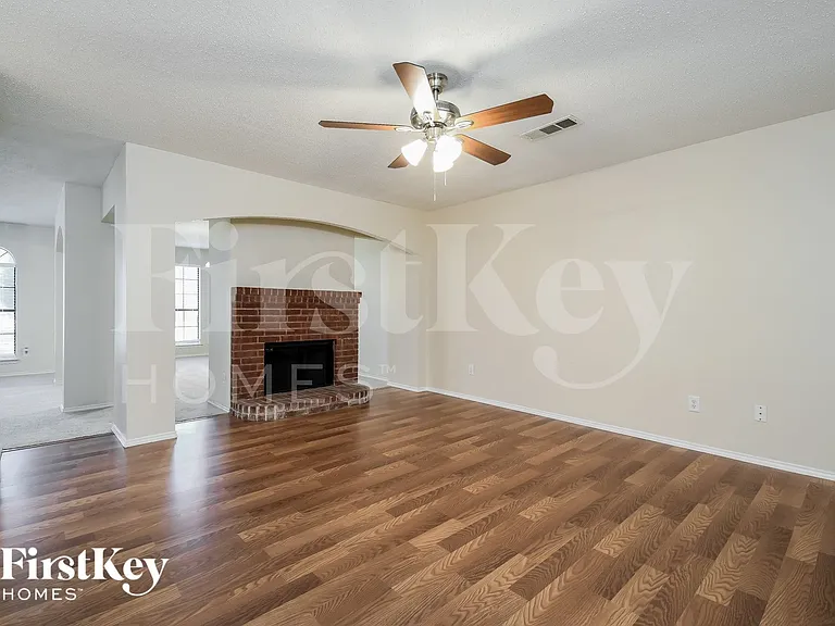 905 Shady Brook Ln — Photo 5