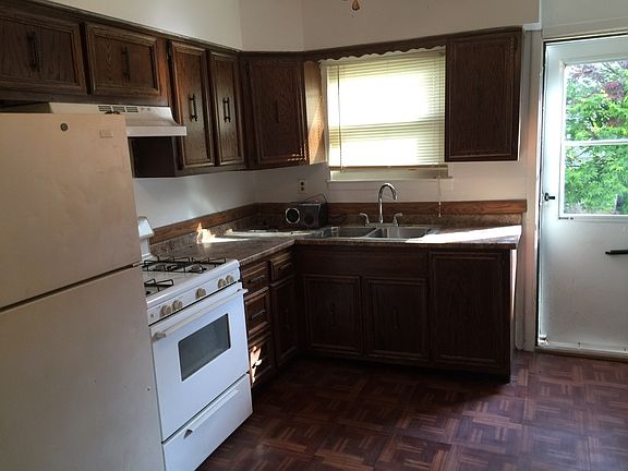 3rd image of 143 Steinway Ave